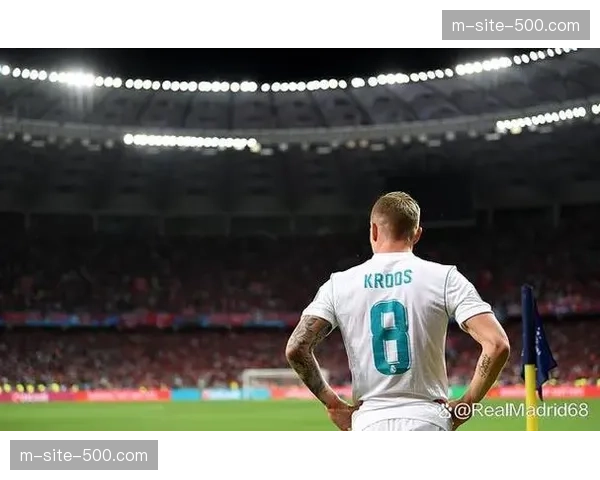 克罗斯精准长传调度 持续为皇马锋线创造快速进攻空间 克罗斯精准长传调度 持续为皇马锋线创造快速进攻空间